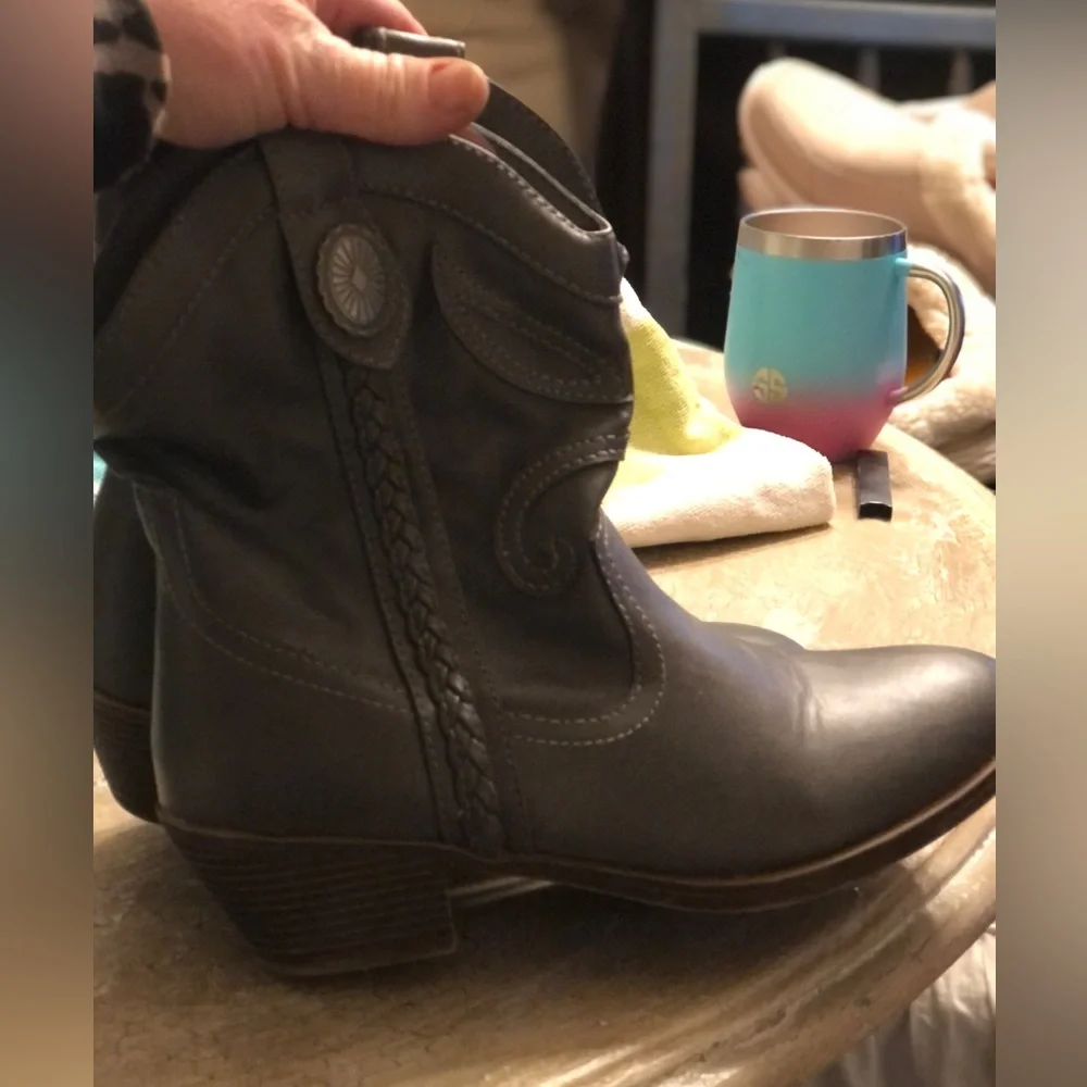 🩶BOOTS🩶 - Picture 1 of 7